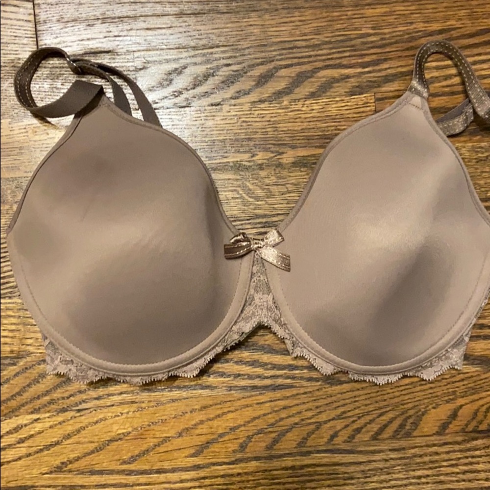 Never worn Chantelle bra size 32DD, no tags